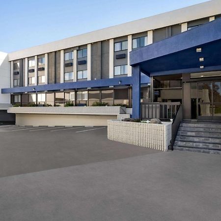 Baymont By Wyndham Monterey Park Hotel Buitenkant foto