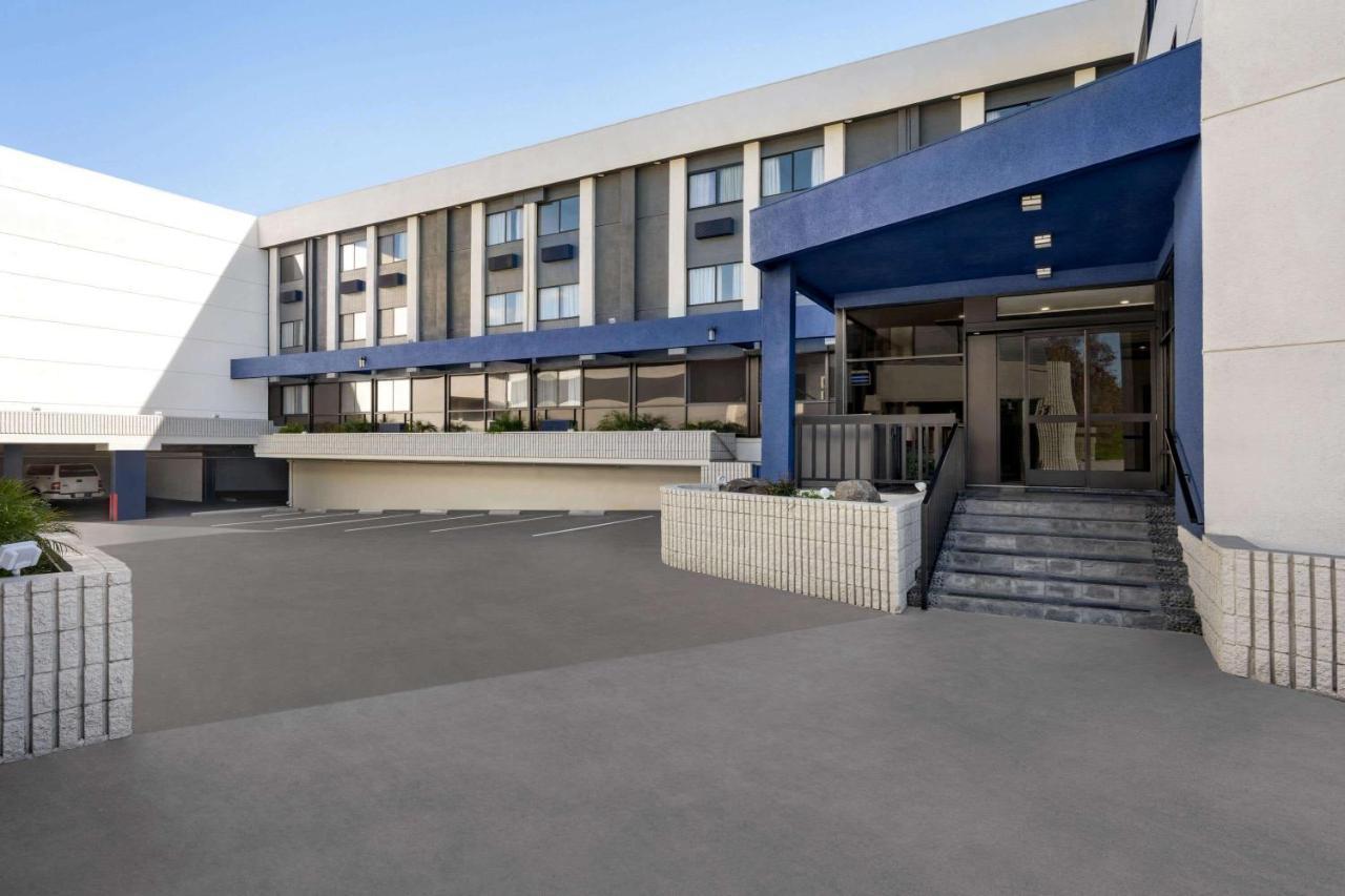 Baymont By Wyndham Monterey Park Hotel Buitenkant foto