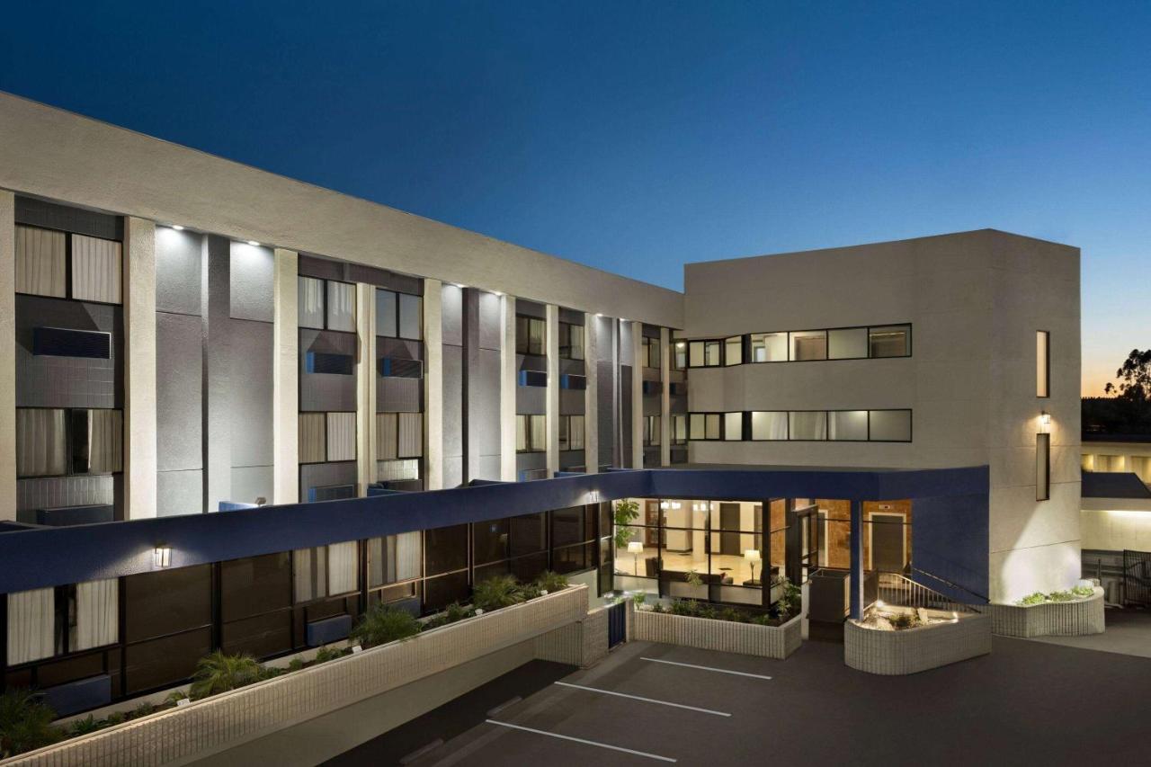 Baymont By Wyndham Monterey Park Hotel Buitenkant foto