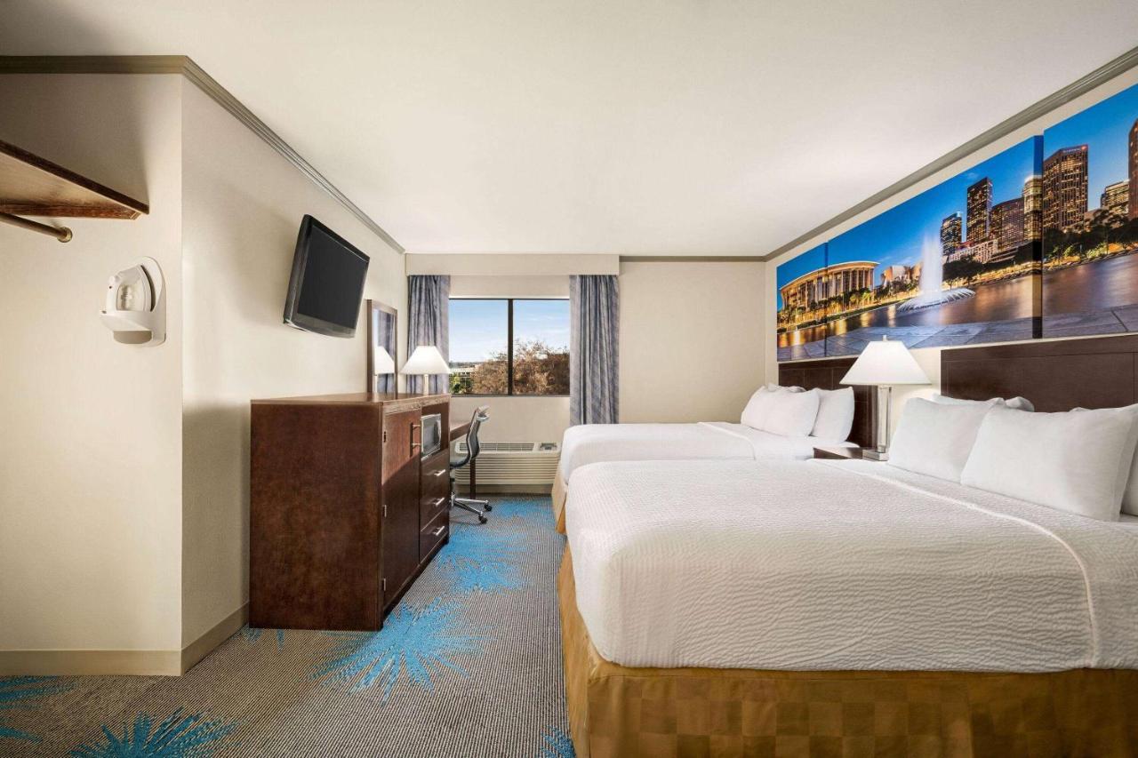Baymont By Wyndham Monterey Park Hotel Buitenkant foto