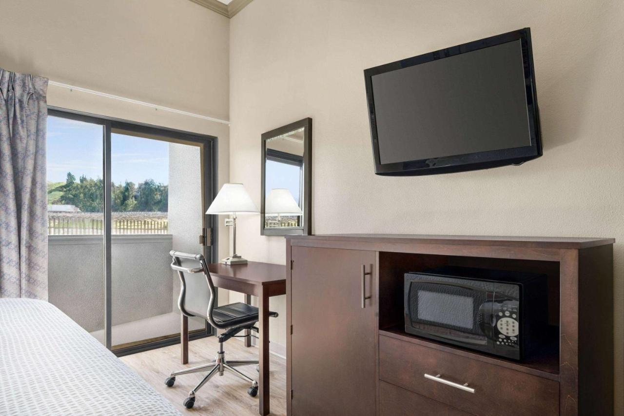 Baymont By Wyndham Monterey Park Hotel Buitenkant foto