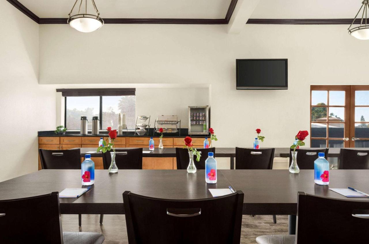 Baymont By Wyndham Monterey Park Hotel Buitenkant foto
