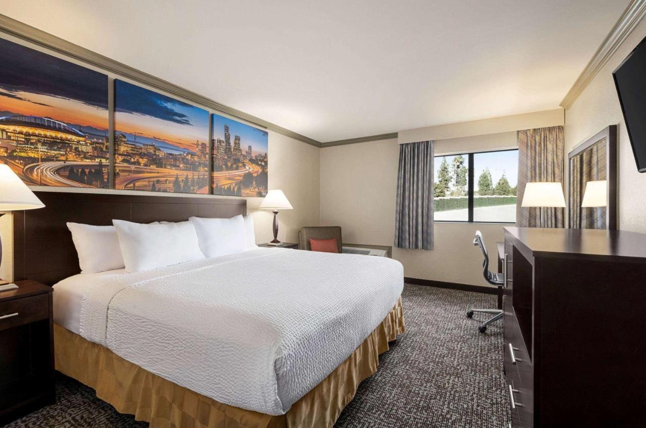 Baymont By Wyndham Monterey Park Hotel Buitenkant foto