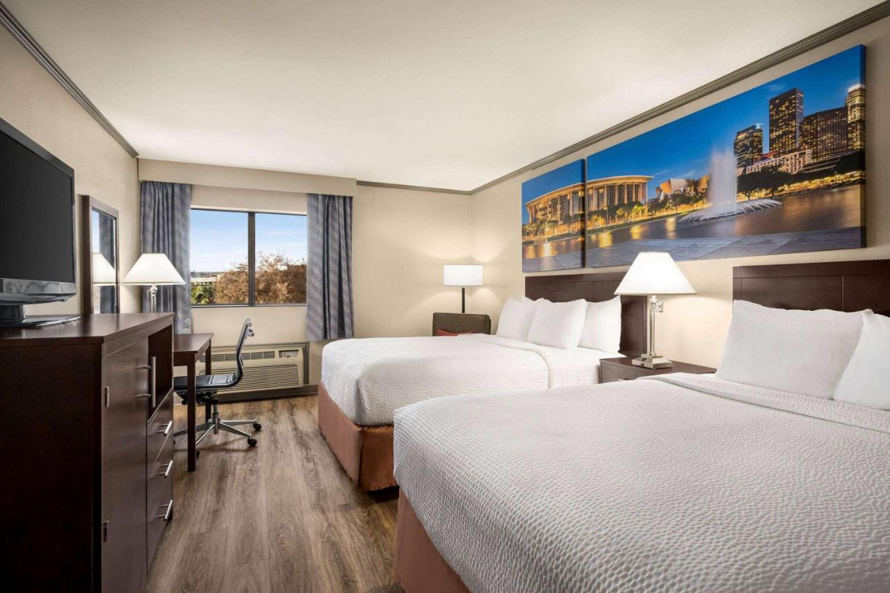 Baymont By Wyndham Monterey Park Hotel Buitenkant foto