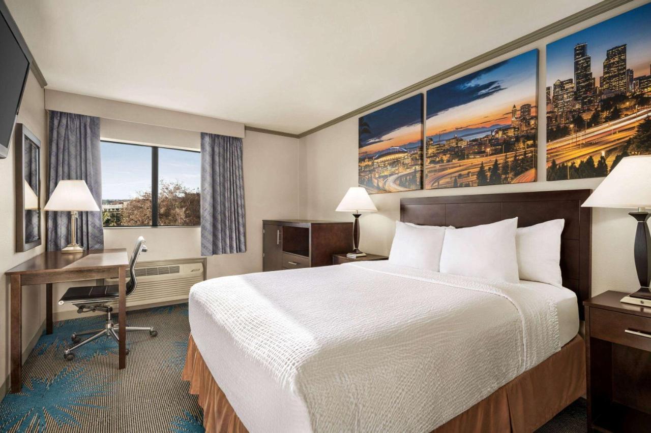 Baymont By Wyndham Monterey Park Hotel Buitenkant foto