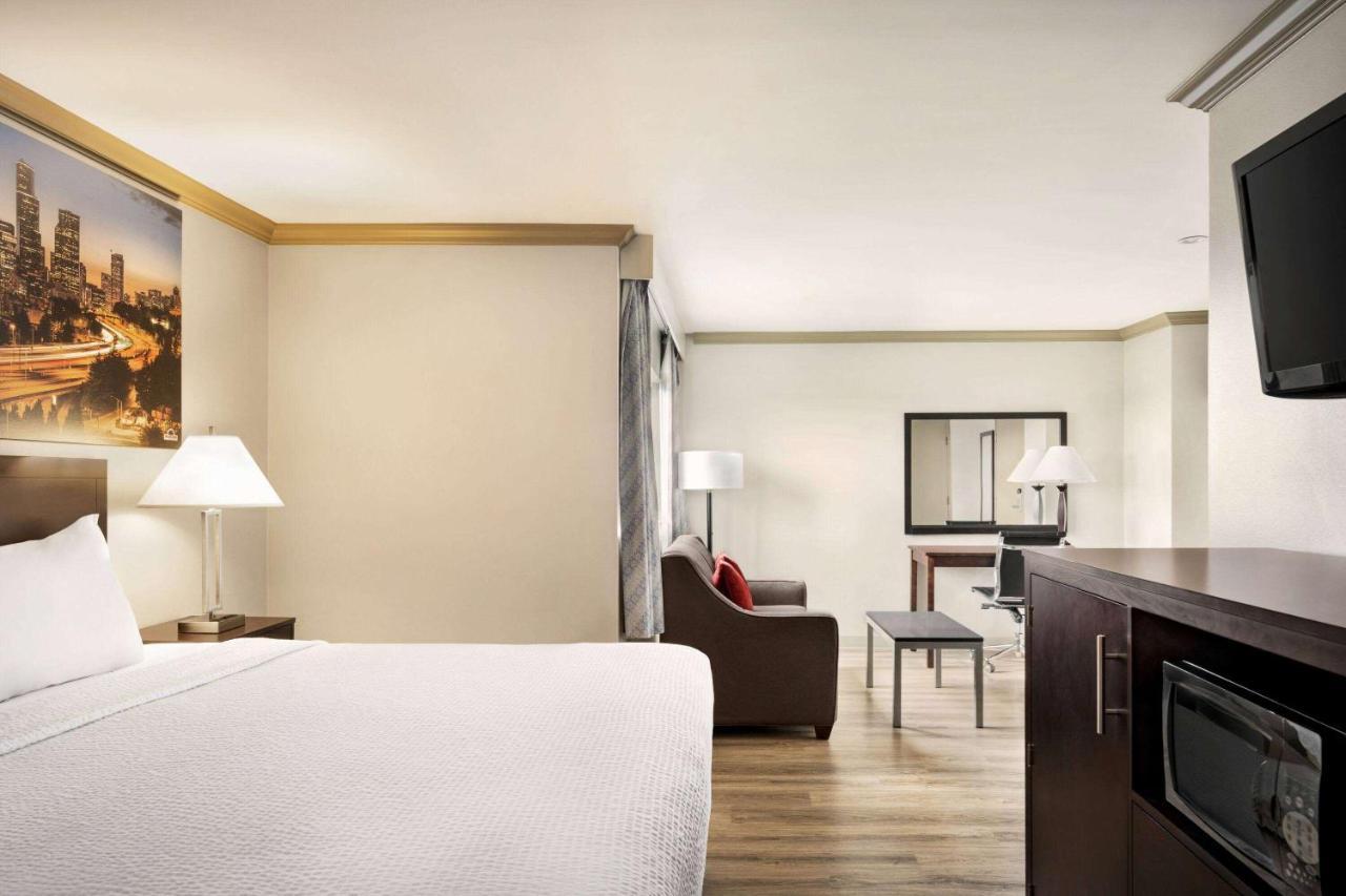 Baymont By Wyndham Monterey Park Hotel Buitenkant foto