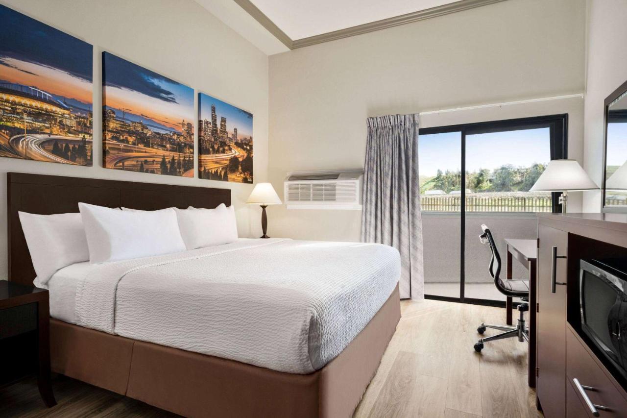 Baymont By Wyndham Monterey Park Hotel Buitenkant foto