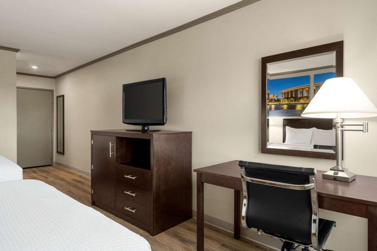Baymont By Wyndham Monterey Park Hotel Buitenkant foto