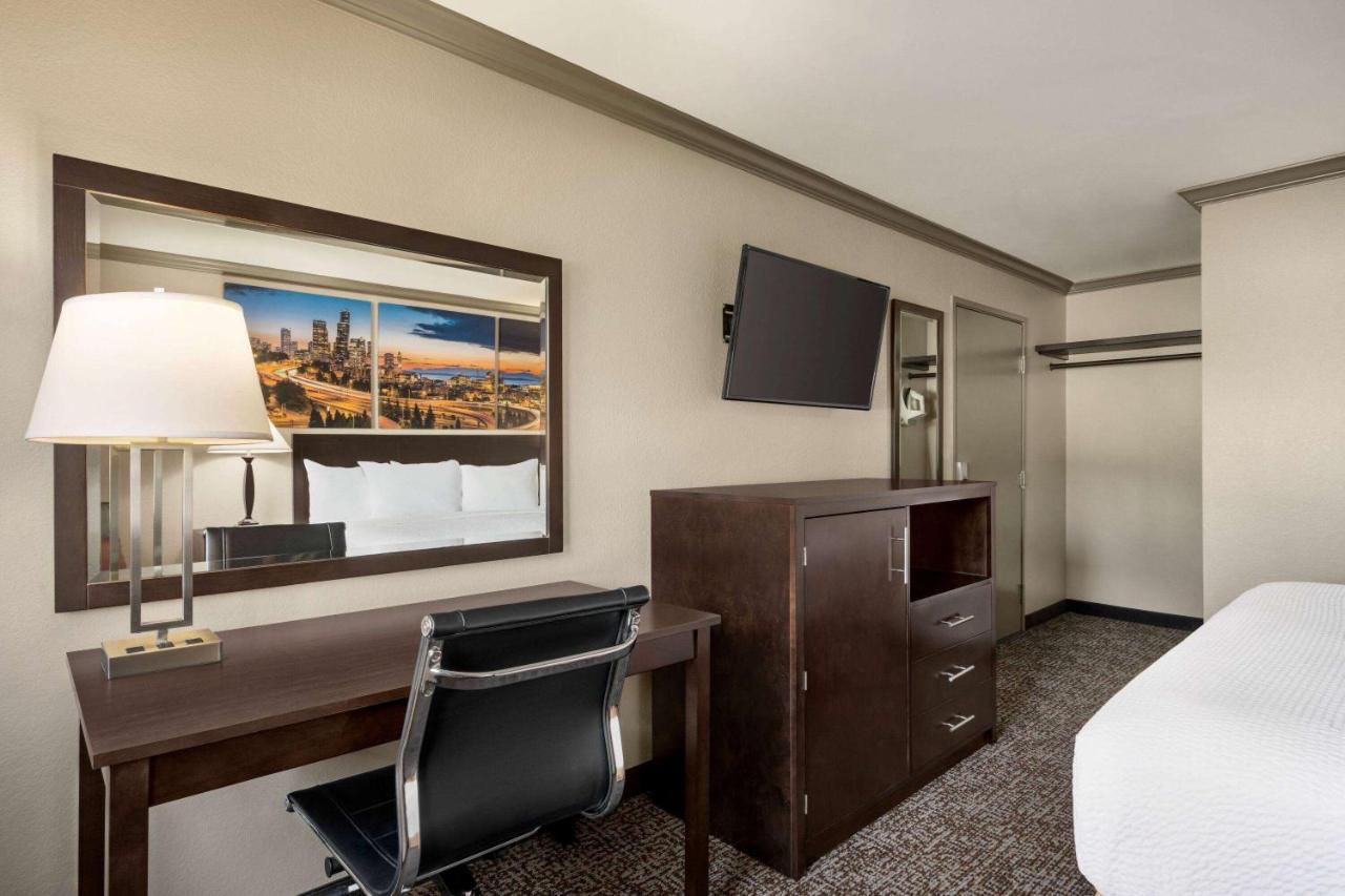 Baymont By Wyndham Monterey Park Hotel Buitenkant foto