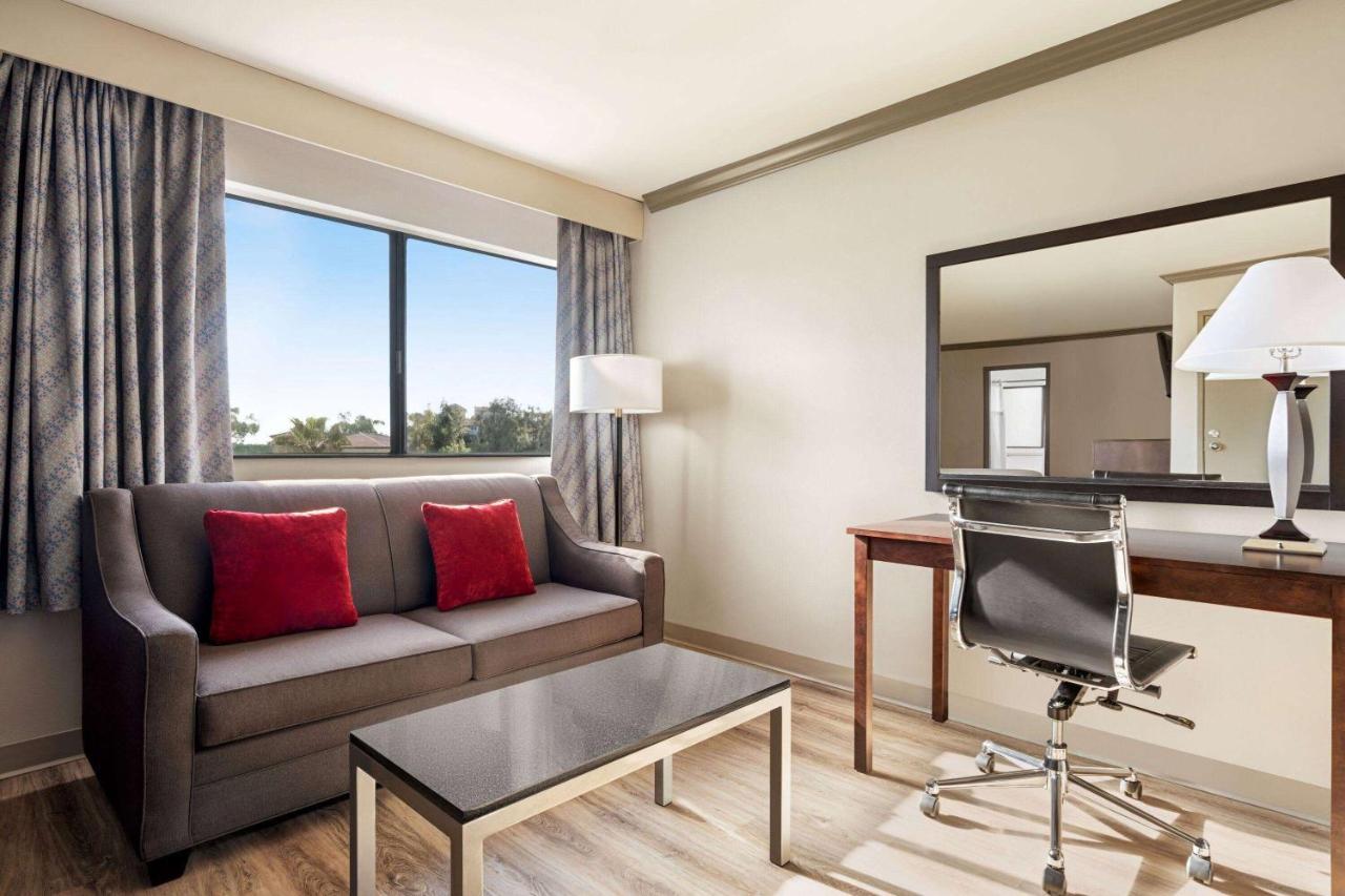 Baymont By Wyndham Monterey Park Hotel Buitenkant foto