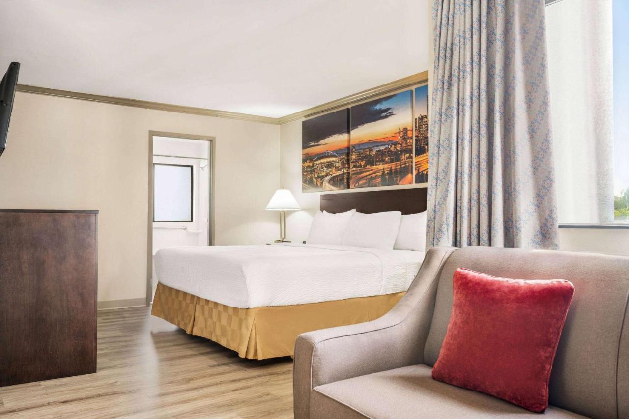 Baymont By Wyndham Monterey Park Hotel Buitenkant foto